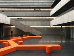 Šedivé není: růžové a modré záchodky, oranžové sezení a zelené kuchyňky