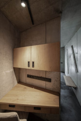 Součástí kaple je rovněž zázemí, taková malá sakristie. (Kaple v Praze-Záběhlicích; JIRSA – ARCHITEKTI)