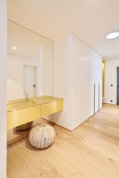 Kombinace bílé a zlaté působí harmonicky a dodává místu punc luxusu.