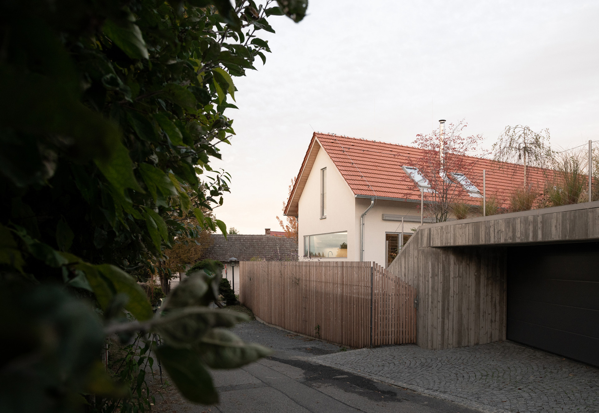 Ateliér Martin Neruda Architektura zrekonstruoval vyhořelý rodinný dům na pražské Zbraslavi