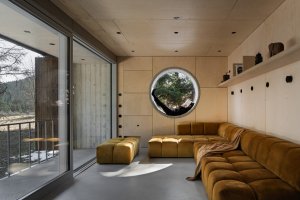 Obývací pokoj otevírající se do zahrady (Rekonstrukce chalupy Borová Lada; Studio Plyš)