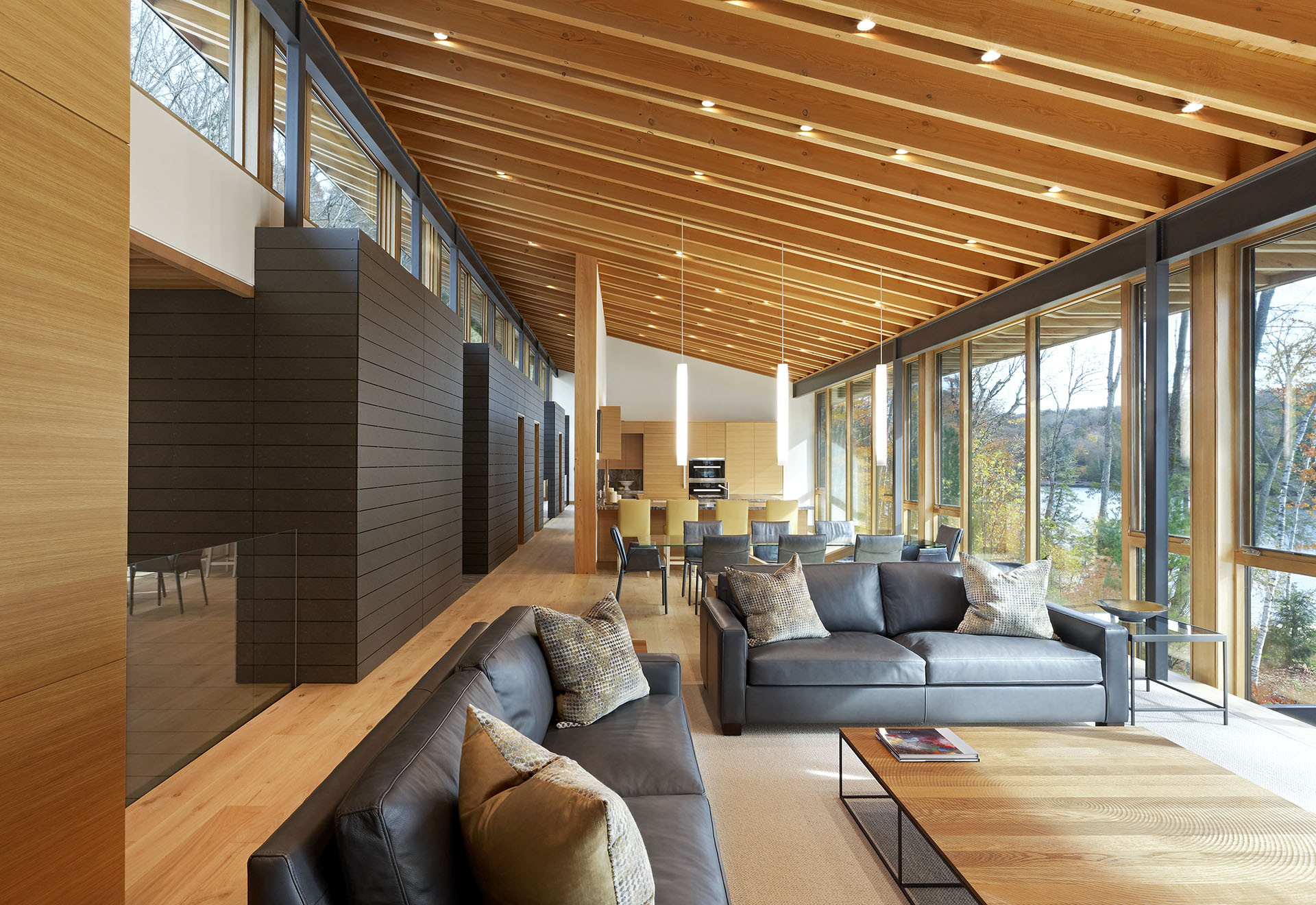 Vláknocementové desky mají využití v mnoha interiérech - v restauracích, galeriích, stanicích metra i doma. (na obrázku dům u jezera v Kanadě, použití desky Swisspearl Avera AV020)