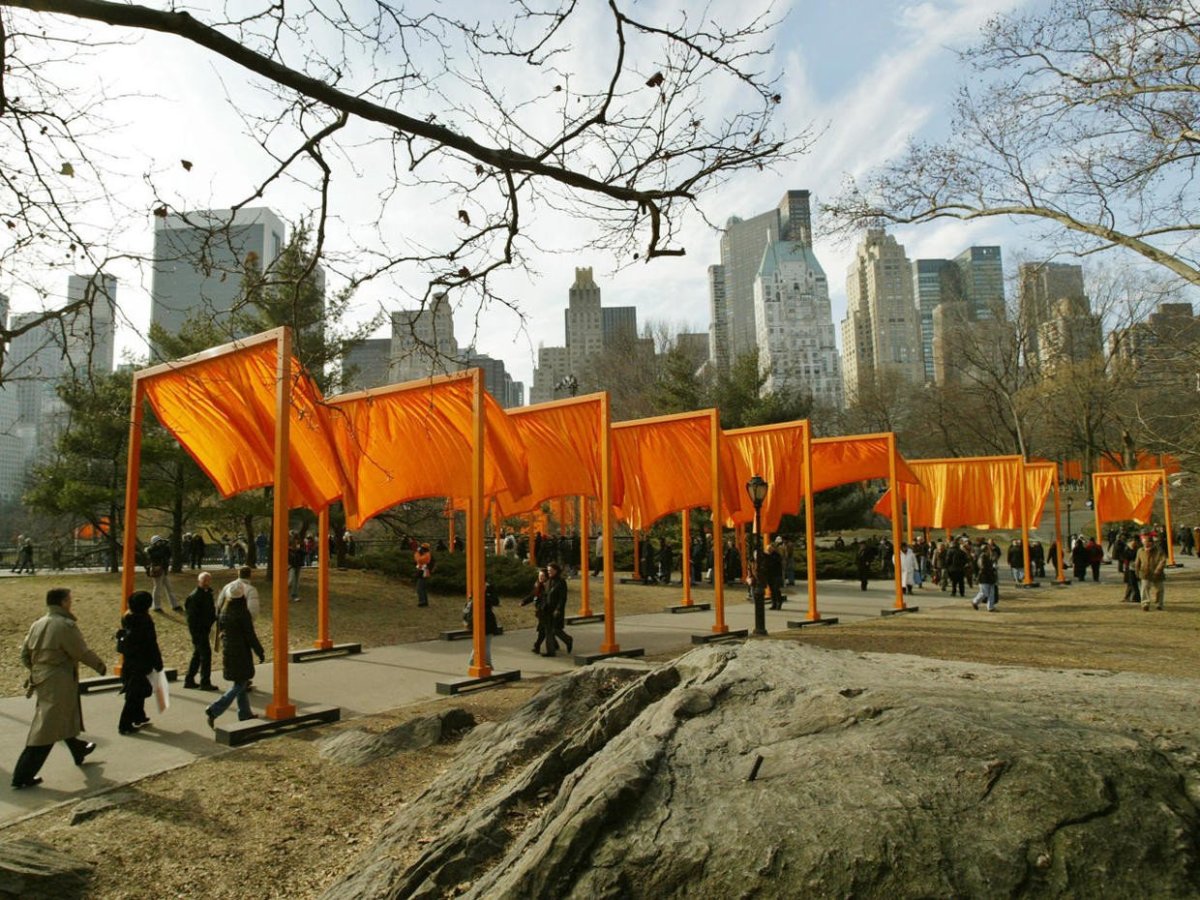 Instalace The Gates, která lemovala cesty v newyorském Central Parku (2005)