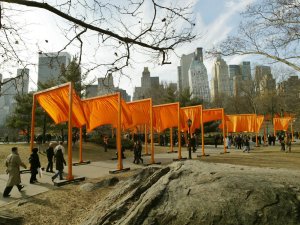 Instalace The Gates, která lemovala cesty v newyorském Central Parku (2005)