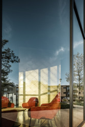 Multifunkční kulturní centrum v belgickém Kapellen obložené hliníkovými šablonami