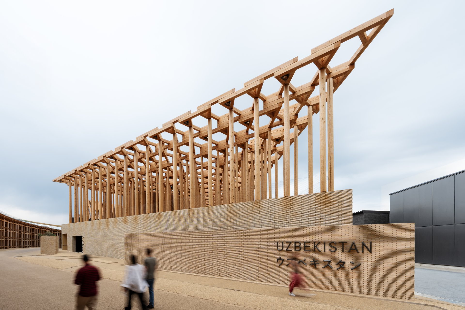 Další dřevěnou strukturou je pavilon Uzbekistánu. Mnoho států nevyužívá vlastních architektů, ale najímá si je v západních zemích – uzbecký pavilon navrhl Atelier Brückner ze Stuttgartu, který vytvořil už několik prestižních muzeí.