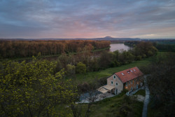 Rekonstrukce hostince Na Lisu v Brzánkách, Jan Veisser: Do budoucna se počítá s výsadbou vinné révy pro připomínku někdejších vinohradů i původního účelu stavby