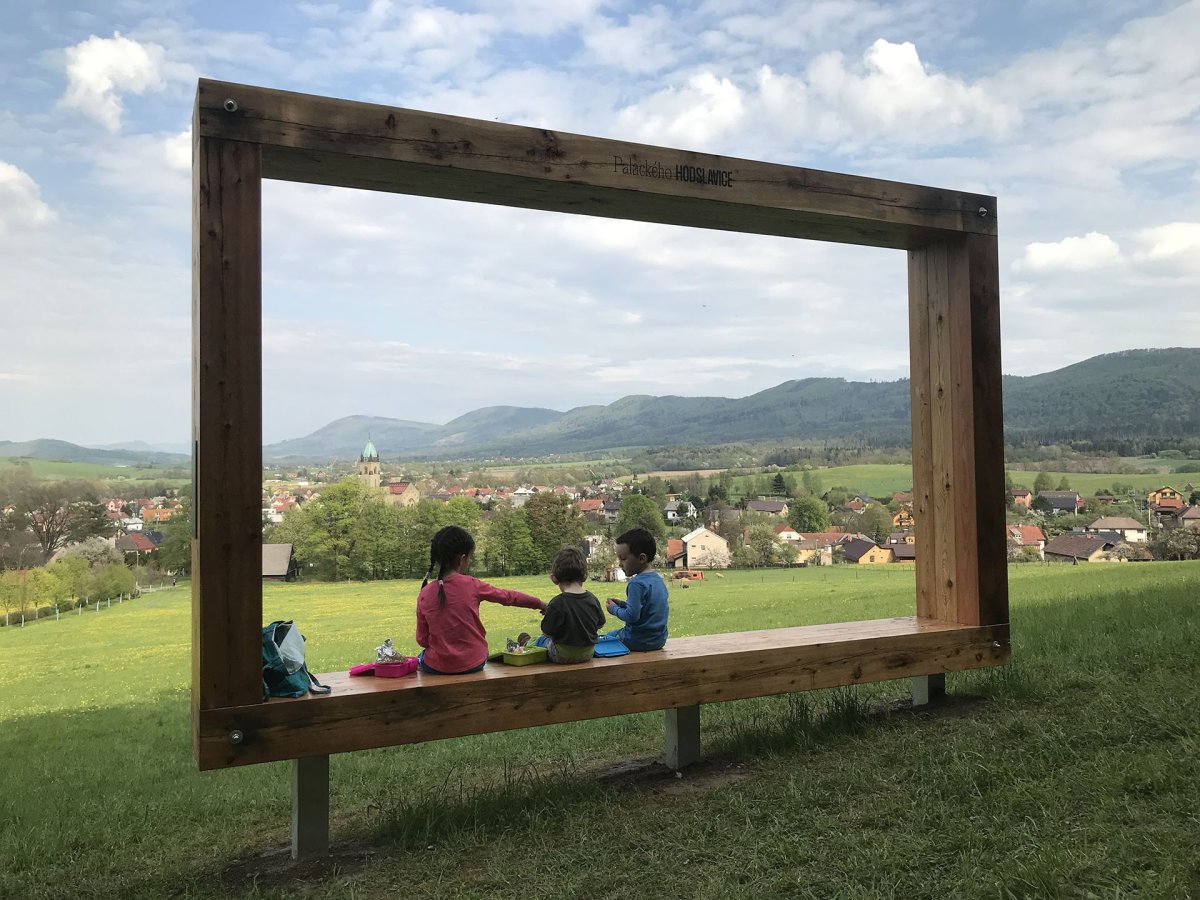 Kolem Hodslavic jsou čtyři vyhlídky věnované Palackému. Jedna z nich je rám v krajině.