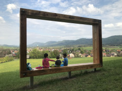 Kolem Hodslavic jsou čtyři vyhlídky věnované Palackému. Jedna z nich je rám v krajině.