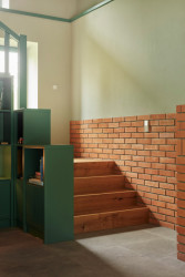 Dům má dvě nadzemní podlaží, schodiště vede při straně obývacího pokoje (Rodinný dům Chřibská od 0,5 Studio)