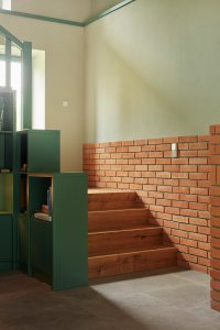 Dům má dvě nadzemní podlaží, schodiště vede při straně obývacího pokoje (Rodinný dům Chřibská od 0,5 Studio)