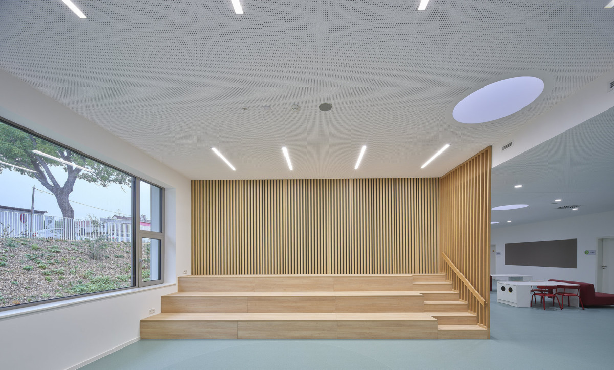 Architekti v interiéru pracovali se světlým dřevem.  (Nová škola Via v Berouně; OVA )