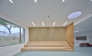 Architekti v interiéru pracovali se světlým dřevem.  (Nová škola Via v Berouně; OVA )