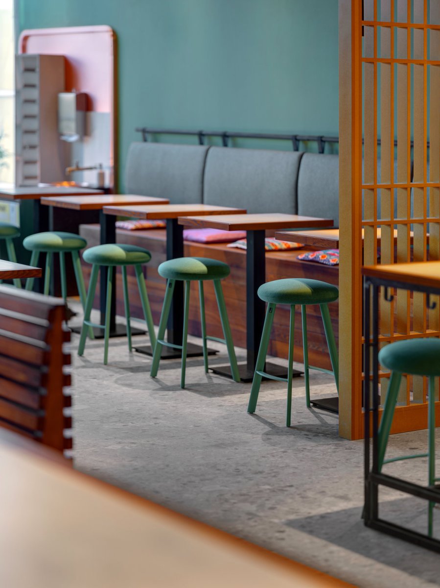 Čalouněné taburety Spot s opěrkou pro nohy od LD Seating. (Bombay Express; Studio archicraft)
