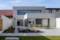 Dole obytná místnost, nahoře patro s ložnicemi (RD v Benešově; Ateliér VAS)