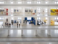 Po celém ochozu Malé dvorany Národní galerie vznikl nový prostor, kterému se přezdívá Atlas. (ATLAS, No Architects)