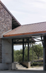 Mimarlar ve Han Tümertekin, lisovna organického oleje v Angelu, foto