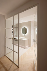 Pohled do koupelny u ložnice (Přestavba rodinného domu v Ostrovačicích, INK ARC)