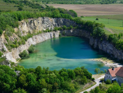 Zatopený vápencový lom u Mariánského mlýna najdete kousek od Svatého kopečku.
