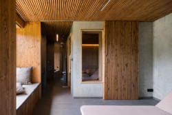 Barbora Léblová navrhla zahradní domek se saunou, relaxačním prostorem a terasou na pražském Slivenci