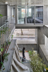 Průhled do nižších, sdílených pater.  (Ryozan Park Green, Akihisa Hirata Architecture Office)