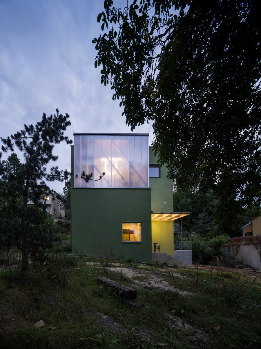 Schodiště za poloprůsvitnou fasádou (AOC architekti, rezidence Zelený dům)