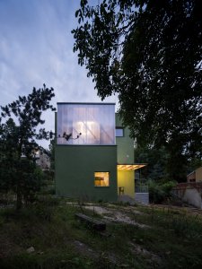 Schodiště za poloprůsvitnou fasádou (AOC architekti, rezidence Zelený dům)