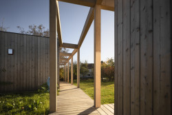 Med Pavlík architekti navrhli úsporný rodinný dům v sadu na Pardubicku