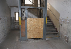 Pohled do interiérů bývalého sanatoria před rekonstrukcí - lůžkový výtah