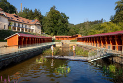 V jižní části areálu navrhl venkovní bazén s několika řadami převlékacích kabin. (Sluneční lázně v Luhačovicích, TRANSAT architekti)