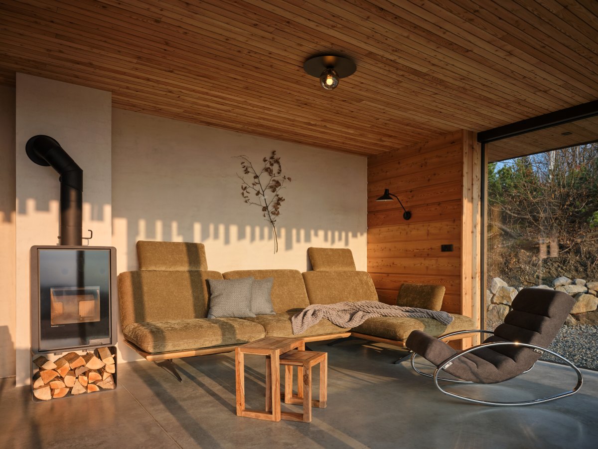 Pohled do hlavního obytného prostoru (Chata Kohútka od SENAA architekti)