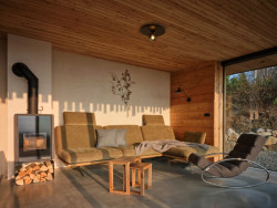 Pohled do hlavního obytného prostoru (Chata Kohútka od SENAA architekti)