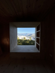 Meditační místo zevnitř, výhled je na město Paro.