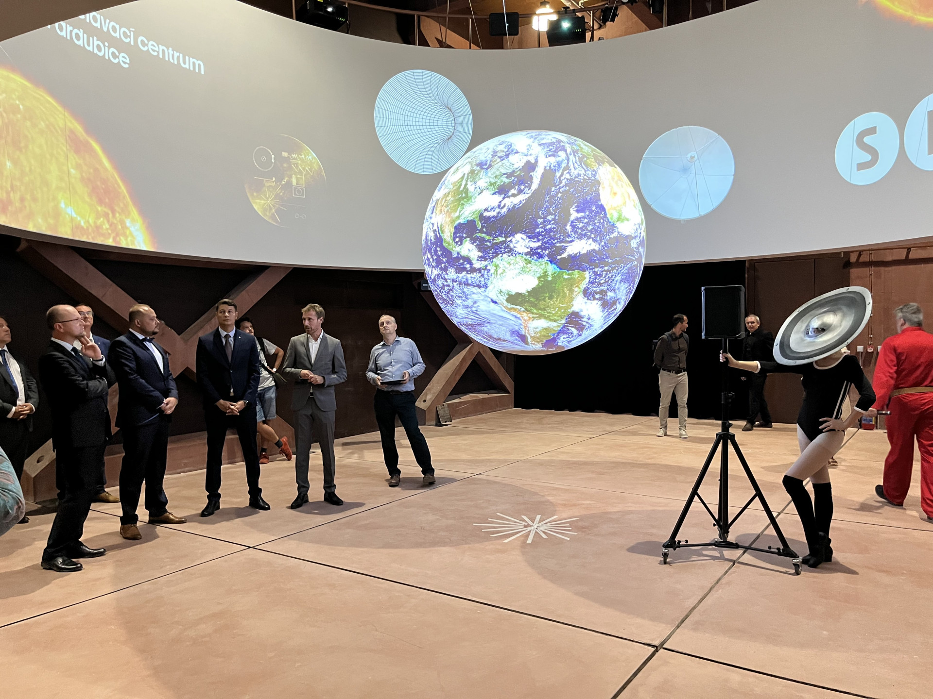 Sféra je interaktivní model zeměkoule. Je možné se podívat, jak vypadala Země v pravěku i jaké je právě počasí na severním pólu.