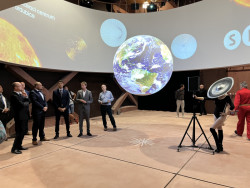 Sféra je interaktivní model zeměkoule. Je možné se podívat, jak vypadala Země v pravěku i jaké je právě počasí na severním pólu.