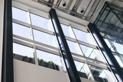 Bylo potřeba přizpůsobit moderní skloviny tak, aby dvojskla použitá na objektu navozovala původní vzhled a barevnost. 