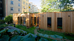 Rodinný dům s kořenovkou na střeše, zdroj