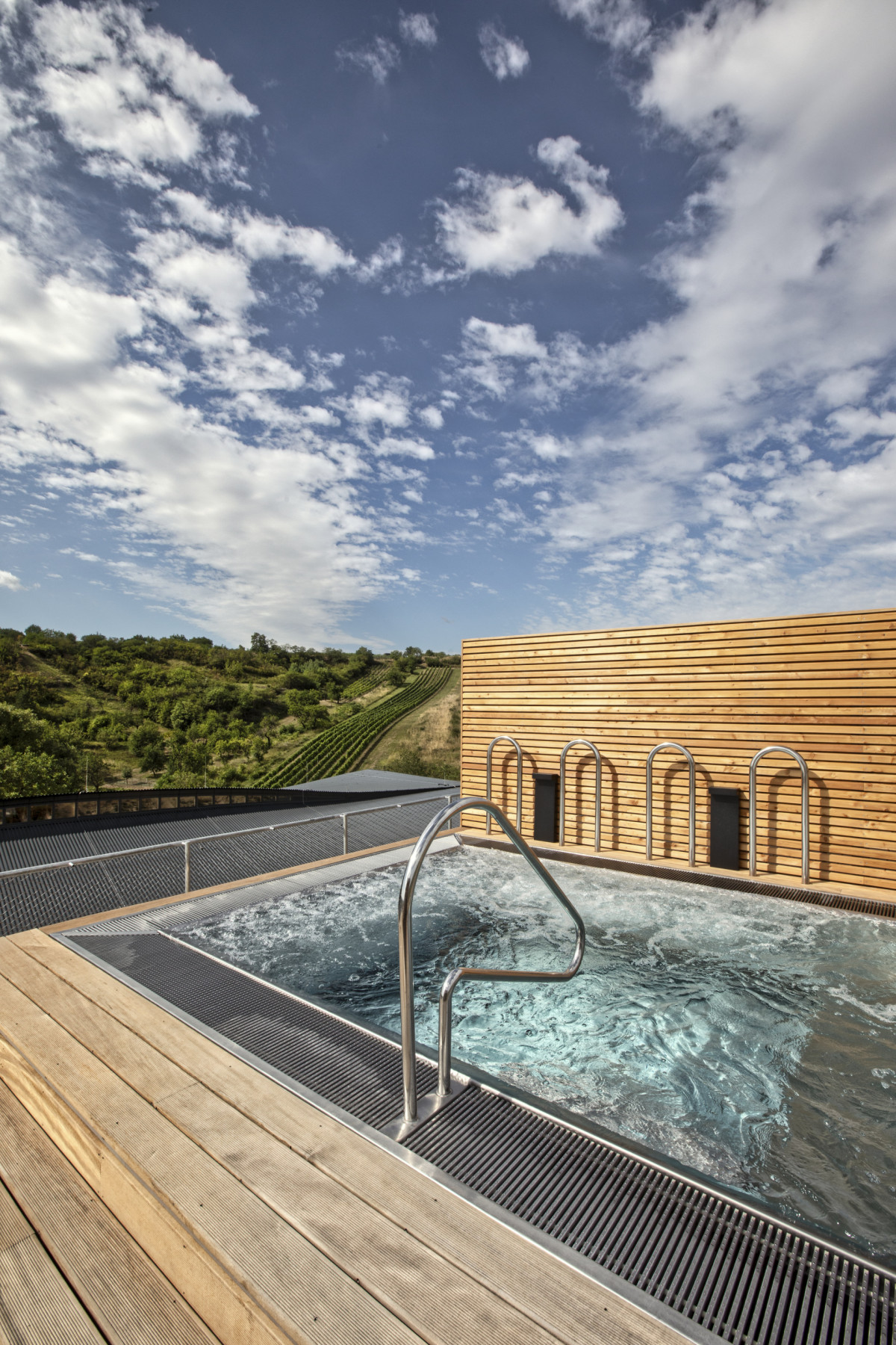 Na opačné straně střech je vířivka. (ARTEVINI Resort & Winery u Velkých Pavlovic; znamení čtyř – architekti)