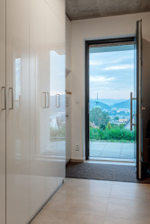 Ateliér LIPROJEKT s.r.o. zrealizoval rodinný dům obklopený zelení a výhledem do údolí.