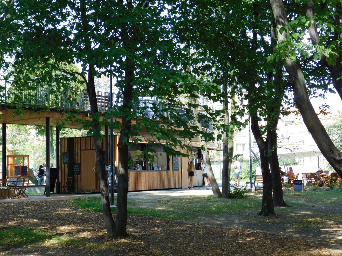 Bistru a kavárně nechybí ani venkovní posezení.