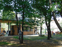 Bistru a kavárně nechybí ani venkovní posezení.