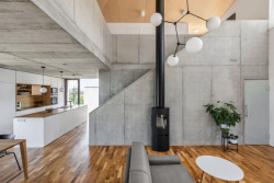 Dům ve Zlíně dokazuje, že i na svahu může být pohodlný dům se snadným přístupem na zahradu.