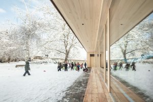 Jídelna podle návrhu Nikoly Tomkové rozšiřuje budovu základní školy ve Vyžlovce
