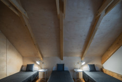 Ubytování v patře (Komunitní centrum v bývalé stodole, studio Raketoplán)