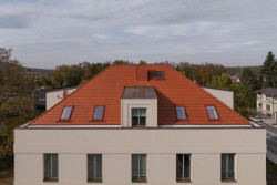 Přístavba odráží proporce vily, ale současně je čitelně současná: jinak pracuje s poměrem fasády, prosklením, či s římsami a štíty. (Villa Fitz v Rokycanech, Luni architekti)