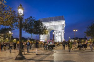 Pointa bulváru Champs-Élysées se na 16 dní oblékla do stříbřité látky