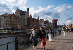 Jedna z nejhezčích částí je za takzvanou Zelenou bránou u řeky Motlawy. Nábřeží žije restauracemi a kavárnami.