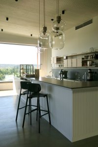 Závodní kantýna ve standardu lepší restaurace. I co se týče designu. (Kanceláře postavené z CLT panelů; Studio Perspektiv)
