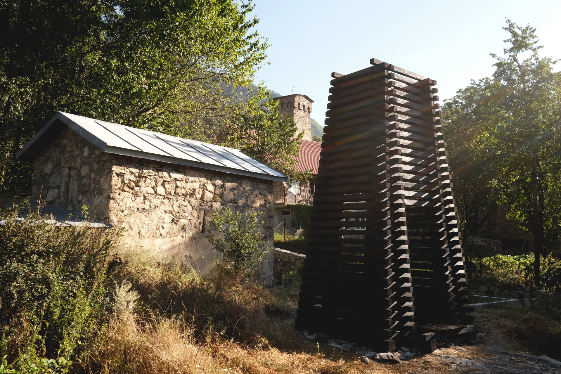 Kostel z 10. století a zvonice z roku 2024. Architekti z KERA se umí přiblížit tradičnímu stavitelství.