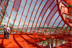 Mrakodrap s vrakem lodi podle Obersteina popírá urbanistické vyznění sídliště. S jeho výstavbou nesouhlasil.